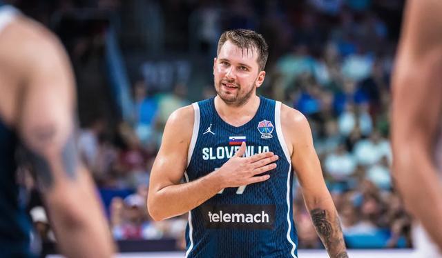 在本届男篮, 东契奇飞抵, 东契奇抱的